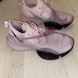 Nike Air Zoom SuperRep  - Endast använda 2 gånger. Storlek 40,5, små i storleken så passar en med 40. Köpta för 1299. Perfekta till träning! Finns i Sthlm.