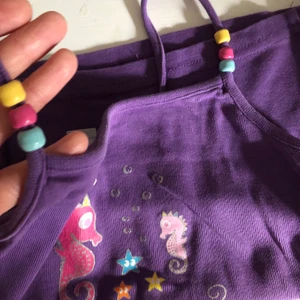 supergulligt linne - supergulligt lila linne med pärlor och söta små sjöhästar på. intressekoll, BUDA!