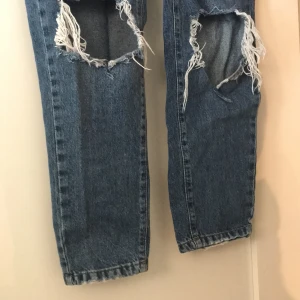 Jeans med hål - Jeans med hål på knäna. Från Gina tricot. Säljer för dom inte kommer till användning :)