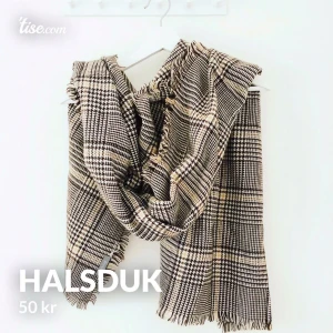 Halsduk - Mysig rutig halsduk i fint skick! Frakt på 44kr tillkommer 📦