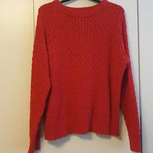 Säljer denna mysiga tröjan från Cubus i storlek S. Använder ca 2 gånger så i bra mycket bra skick. Passar bra till julen med vita byxor. Köparen står för frakten