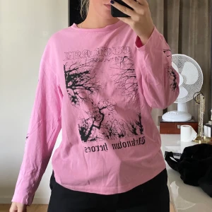 WEEKDAY - Tröja från Weekday i strl M. Frakt tillkommer på 79 💘