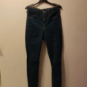 Jeans hög midja  - Ett par favoriter som råkade krympa i tvätten; en liten 38:a/36:a nu. Skitsnygga på. 