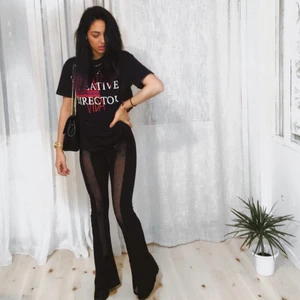 Byxor  - Säljer dessa byxor som är i perfekt skick, dom är använda fåtal gånger. Storlek Xs-S. Byxorna är i stretchigt tyg och är högmidjad med en fiskenät rand i mitten av vardera ben (nästan hela vägen upp) 