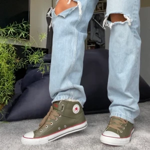 Converse  - Skitsnygga Converse som är köpta i Berlin! (Unik modell) Perfekta till hösten då de är äkta läder. HELT oanvända! Köparen står för frakten. Kan även mötas upp. Hör av dig om du är intresserad:))