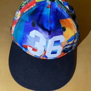 Justice league keps 110/116 - Barnkeps i storlek 110/116 i nyskick.Kommer från djur- och rökfritt hem. Frakt tillkommer!