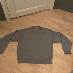 Filippa k tröja Kashmir  - Säljer en Kashmir tröja från fillipa K. Nypris 3000 och använt några gånger men den är i väldigt bra skick. Pris kan diskuteras.