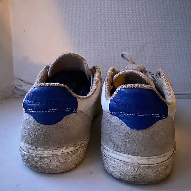Ett par vita läder och mocka sneakers från Marc O’Polo lite smutsiga men går självklart att göra rent nypris ungefär 1400kr. Om du har någon fråga är det bara att fråga :)!!. Skor.
