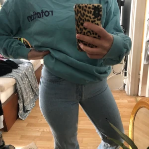 Sweatshirt oldschool - En oversized sweatshirt inspiration från oldschool stilen, älskar den blågröna färgen och tryck både bak och fram