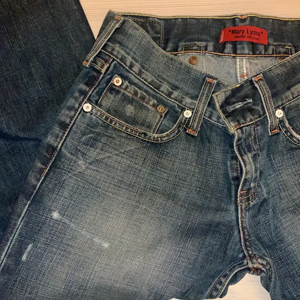 Vintage Levis jeans, oanvänt skick. Dessa är köpta i slutet av 90-talet början av 2000-talet. Det står XS men skulle vilja säga att de är som 25-26. Jeans & Byxor.