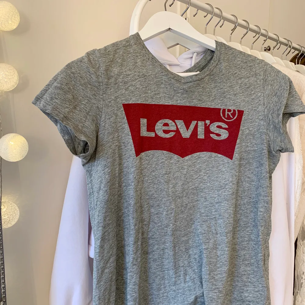 Säljer min bekväma och stilrena Levi’s t-shirt! Storlek xs men passar även s. Endast använd ett fåtal gånger, köpt för 300kr. Köparen står för frakten❤️. T-shirts.