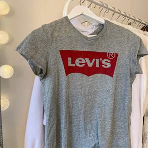 Säljer min bekväma och stilrena Levi’s t-shirt! Storlek xs men passar även s. Endast använd ett fåtal gånger, köpt för 300kr. Köparen står för frakten❤️