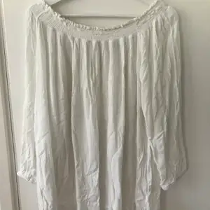 Jättefin vit off shoulder blus✨ Strl 48/50 Endast använd 1 gång✨ 90kr