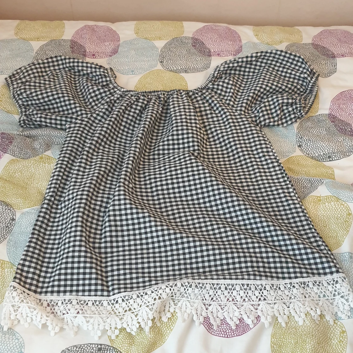 Svart off shoulder topp med stora rutor