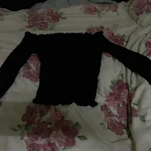 Black off shoulder top - JÄTTE snygg off shoulder tröja från new yorker! Använder den inte så mycket tyvärr. Endast nån enstaka gång. Köparen står för frakten.