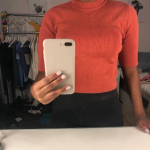 Topp - En rost röd tröja med liten polo och 3/4 ärmar. Har använd den minst 3 gånger så den nästan som ny. Tröjan är ifrån veromoda.