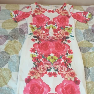 Blommig klännig - En väldig söt klänning perfekt för en dejt eller en fin middag. Mycket smickrande på kroppen