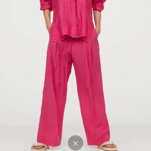 H&M studio byxor i linne blend prislapp är kvar  - Jag säljer ett par rosa linne blend vida byxor från H&M studio som har kostat 899kr i nypris. Prislappen finns fortfarande kvar!