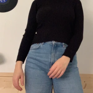 Svart turtleneck  - Säljer min älskade Turtleneck som tyvärr krympte lite i tvätten så den passar inte längre mig. Den är väldigt bekväm och en perfekt basic! Den har små pärlor vid halsen, en fin detalj. Den är i bra kvalitet!