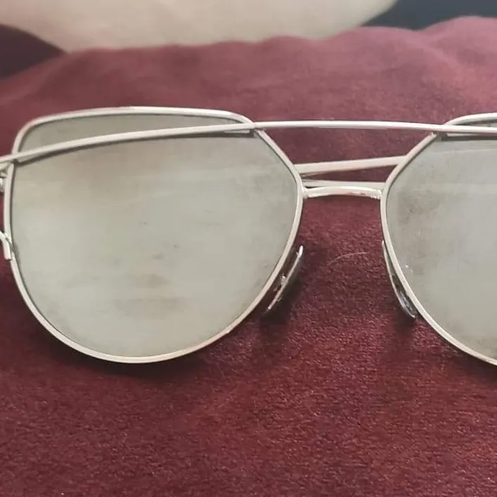 Solglasögon som är spegel bild på utsidan.   Köpare står för frakt . Accessoarer.