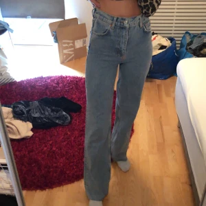 Zara jeans full lenght - Säljer nu ett par helt nya endast testade jeans från zara i den populära modellen the 90’s full lenght. Jag på bilden är 176 och de går på mig perfekt ner till marken, kan även klippas av om man önskar. Storlek 34. Buda eller köp direkt för 399kr 