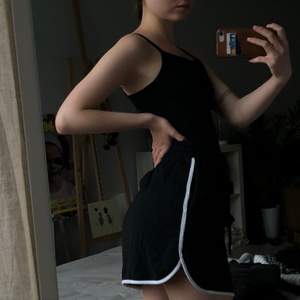 Sportig kjol i sweatshirt material från Bik Bok. Använd fåtal gånger (typ 3). Storlek XS men stretchig så borde passa även S!✨