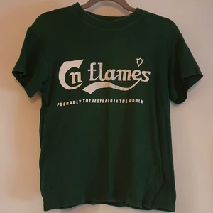 In Flames t-shirt grön  - Säljer över 100 plagg! 🤩 Stor mängdrabatt när du köper fler saker! 🤑 Vänta inte för länge då jag flyttar i slutet av September och gör mig av med allt! 