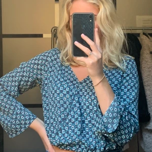 Söt topp från Gina - Söt sommartorp perfekt till jeans, kjol eller shorts. Storlek 34 men skulle säga att den är mer som en 36/S. Fraktar eller kan mötas upp i Stockholm innerstad ✨✨🥰