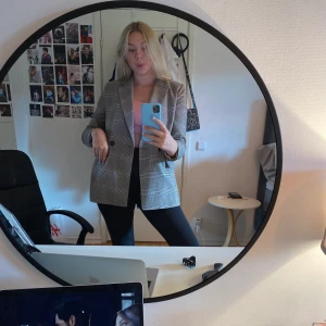 En fin kavaj - Storleken är 44 men den är väldigt liten i storleken, skulle säga att den är en storlek 40