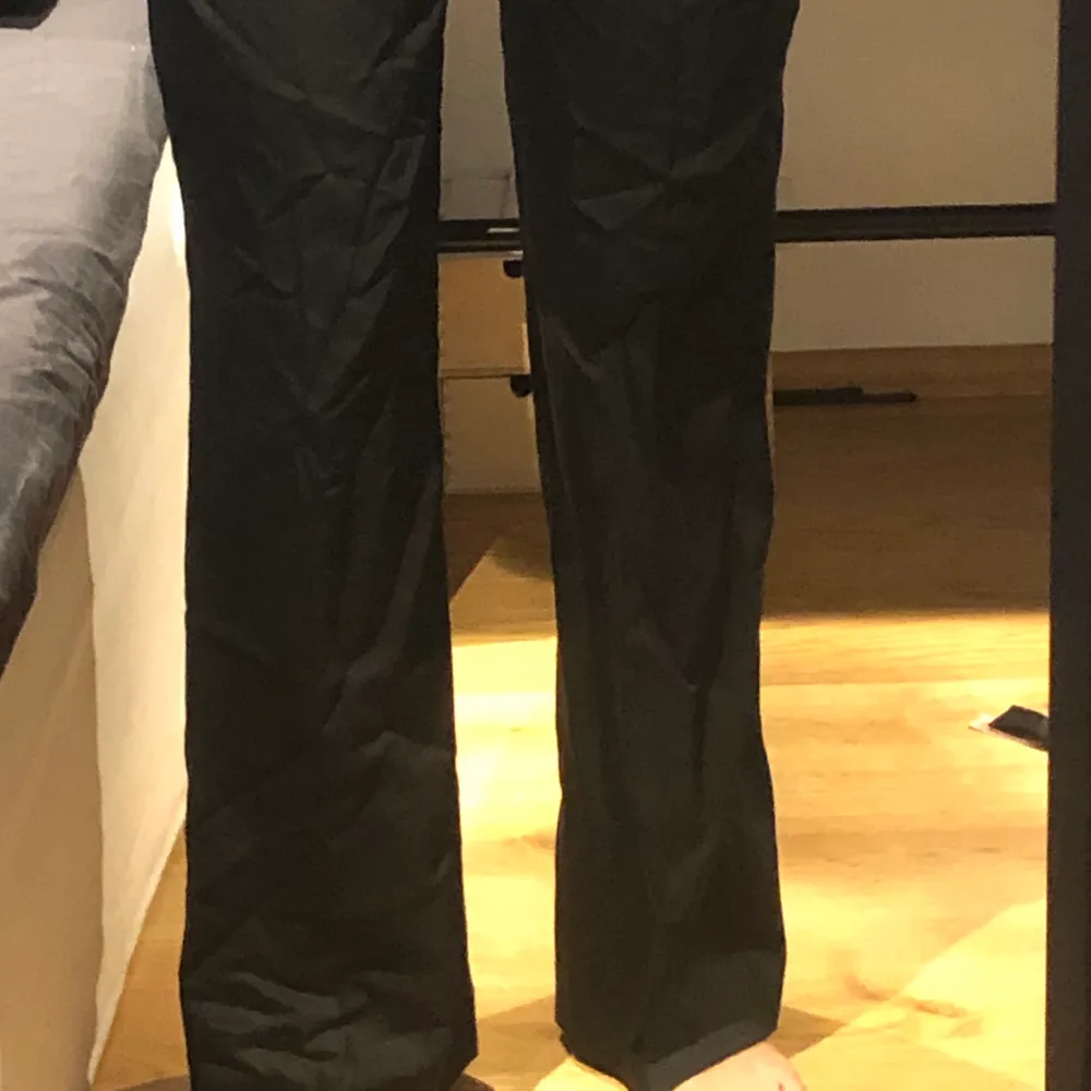 As balla lågmidjade svarta kostym byxor med raka ben. Kommer tyvärr inte till användning så känns bättre att sälja vidare. Perfekta i längden på mig som är 1,69. Nypris ligger runt 900kr. Köparen betalar frakten💫☘️. Jeans & Byxor.