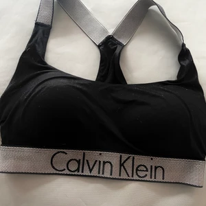 CK topp med vaddering - Världens skönaste ck topp. Säljes för att den är för stor för mig. Pris 150kr 