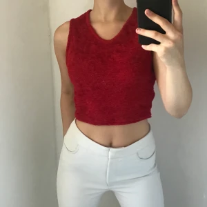 Röd topp - Snygg röd topp i ett sjukt najs material, både snyggt och skönt. Tycker att denna skriker 90tal😍