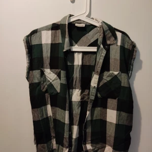 Skjorta kortärmad - Sjukt fin men använder aldrig. Grön vit rutor och ficka på bröstet