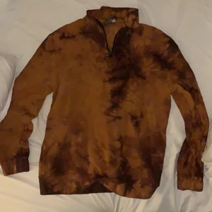 Hoodie från asos - Fleece hoodie utan luva från asos i storlek L, lite batikmönstrad orange. Storlek L men passar oversized på mig som är S