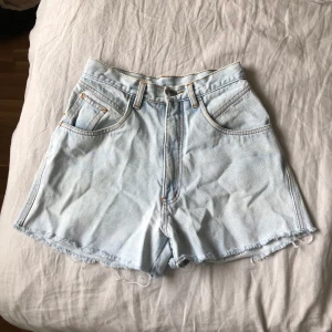 Jeansshorts från Beyonce Retro - Ljusa jeansshorts med hög midja, från Beyonce retro. Passar storlek XS-S. Köparen står för ev fraktkostnad 🥰