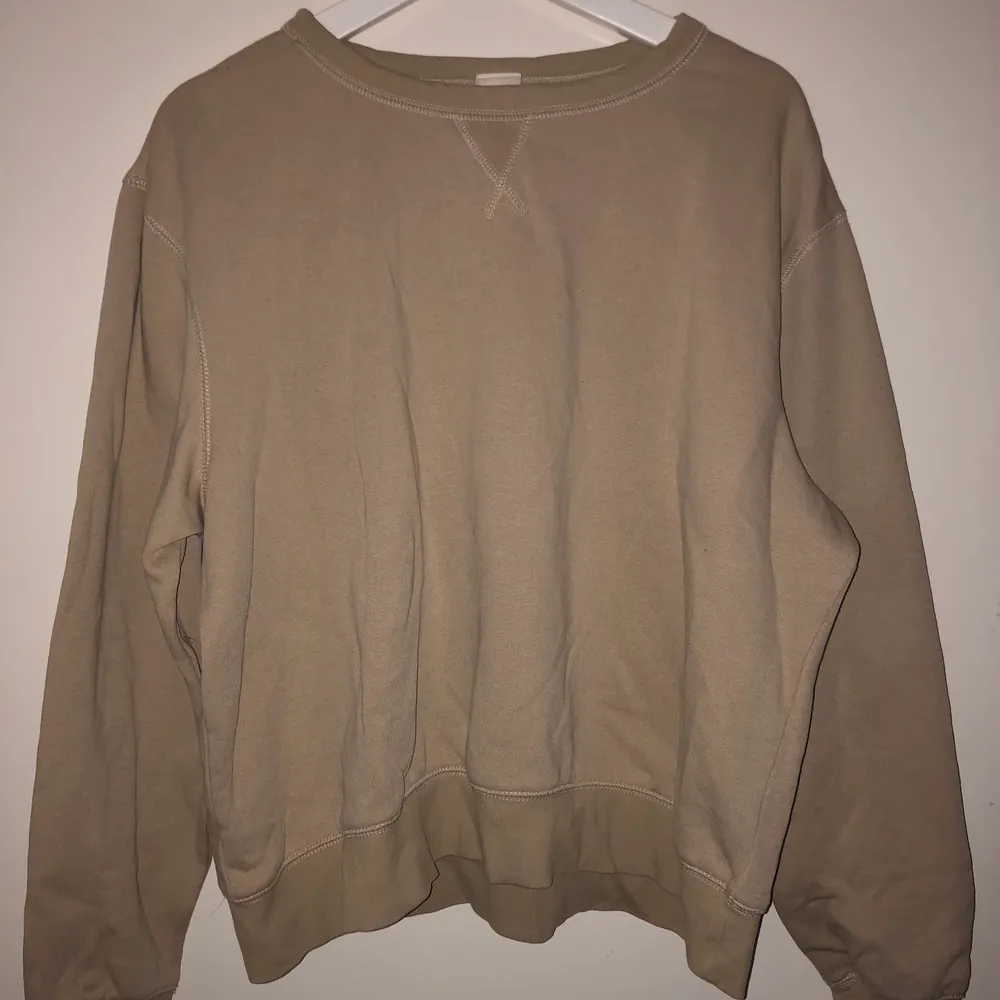 En enkel beige sweatshirt som enkelt kan stylas till allt. Den är i större storlek så mer oversize. Alldrig använd så i mycket bra skick.                                 Kan mötas i Göteborg annars står köparen för frakt.😊. Hoodies.