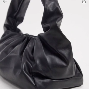 Räfflig väska - Jättefin trendig väska från asos, säljer pga råkade köpa två. Frakt tillkommer på 63kr, postar med Skicka Lätt spårbart paket :)