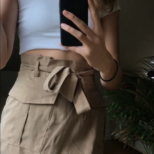 Super söt beige pencil skirt - Super söt beige kjol med knytt och dragkjedja. Skriv ifal intresserad och bida i kommentarerna. Högsta pris vinner❤️
