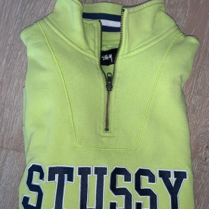 Stussy tjocktröja med dragkedja  - En använd tjocktröja från stussy i London, jättebra skick, köpt för 1000kr 