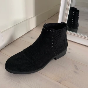 Svarta kängor med nitar/pärlor - Svarta kängor i storlek 37 i fint skick. Båda skorna har en liten skråva på insida foten (se bild 3) men inget man tänker på när man har på dom 😋👢 Kunden står för frakten 