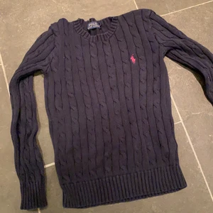 Mörkblå kabelstickad Ralph Lauren tröja - Jättefin mörkblå kabelstickad Ralph Lauren tröja i storlek XS! Superfin som den är men går också att thriftflipa till en trendig väst eller Crop top! 