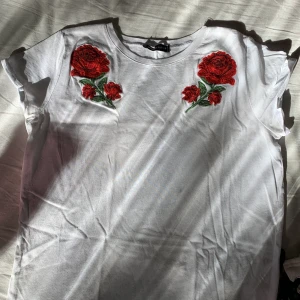 Vit tröja med rosor  - En väldigt fin tröja med rosor längst upp. Säljer då den inte kommer till användning längre. Passar en s/m ❤️