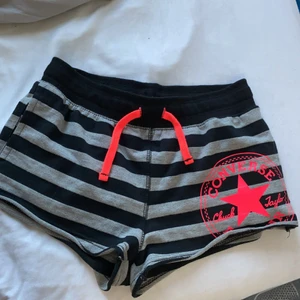Shorts  - Mjukisshorts från converse för 49kr. Storlek XS. Använt några gånger men är bra skick. 