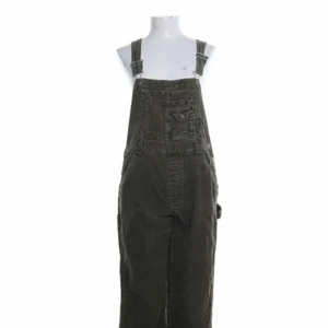 Hängselbyxor i manchester - Asfina hängselbyxor i tjock manchester. Vintage men i bra skick. Tror de skulle passa någon med 36-38:a bäst. Har själv oftast 40. När de är nervikta slutar de precis vid fotknölen på mig som brukar ha 32-34 i benen. Hoppas någon annan kan ha glädje av dem för de är verkligen så otroligt fina! ❤