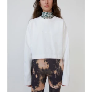 Acne Studios sweater - Säljer denna tröja från Acne med loggan fram, storlek xs men passar även en small. Använd en gång! Nypris 2200 kr. Säljer för 650 kr inkl spårbar frakt.