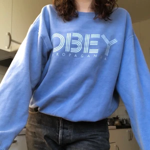 ljusblå obey sweatshirt  - en ljusblå pastellig fin sweatshirt från obey propaganada. möts upp i stockhom eller postar men då kostar frakt extra! 