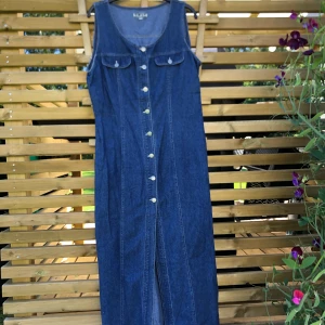 Jeansklänning O•N•L•Y strl. L - Långklänning i jeans från ONLY i storlek L. Lite liten i storleken så skulle säga att den passar en mindre L, eller lägre storlekar. Slits på framsidan. Frakt ingår! 🐳