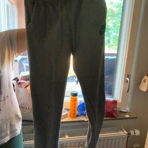 Mjukisar Nike  - Säljer mina Nike mjukisar då jag har för många mjukisbyxor, ett pytte litet hål som inte syns. Endast köp vid snabb affär.🤗 ink frakt 