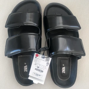 Zara tofflor - Zara tofflor helt nya och oanvända. Äkta skinn. Nypris 600kr 