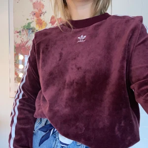 Adidas sweatshirt  - En jättemysig vinröd adidas sweatshirt i sametstyg. Storlek M🧡